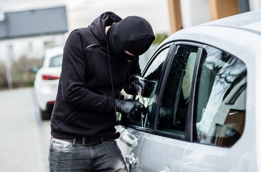 Podgoričanin uhapšen jer je iz službenog vozila ukrao mobilni, naočare i torbicu