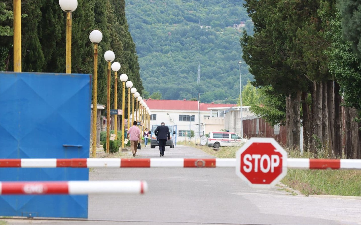 "Audijem" projurili pored podignute rampe i neovlašćeno ušli unutar kompleksa UlKS-a
