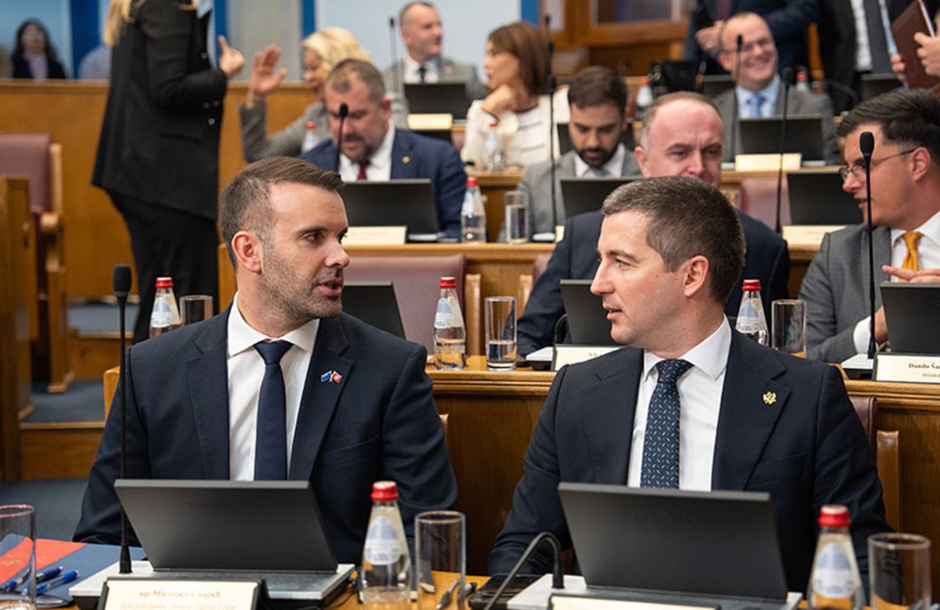 ČLANSTVO TRAŽI OSTAVKE SPAJIĆA I BEČIĆA Ozbiljne nesuglasice između lidera i članova PES-a i Demokrata