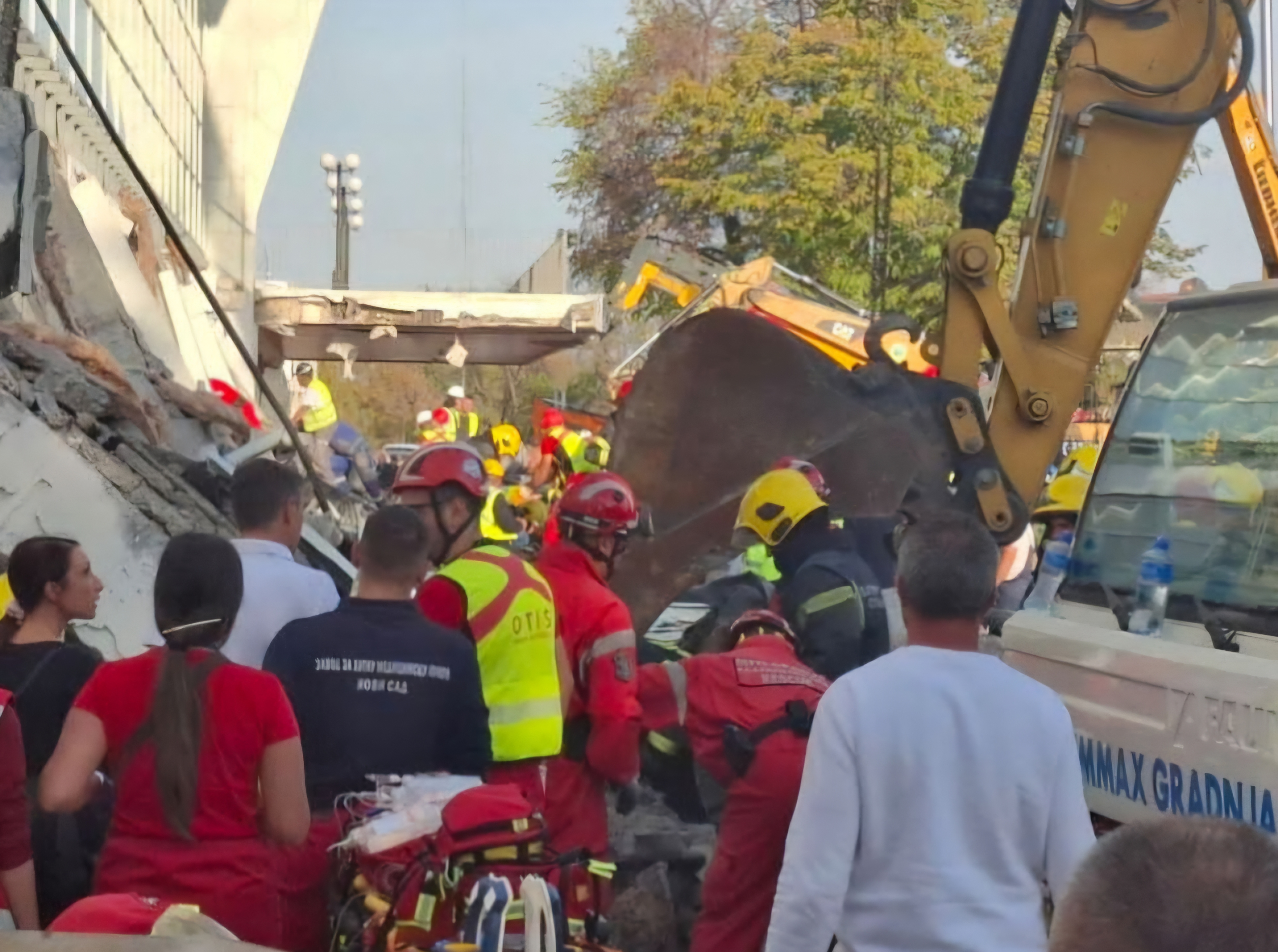 VELIKA TRAGEDIJA U NOVOM SADU Osam osoba poginulo, više povdijeđenih nakon urušavanja nadstrešnice na Željezničkoj stanici