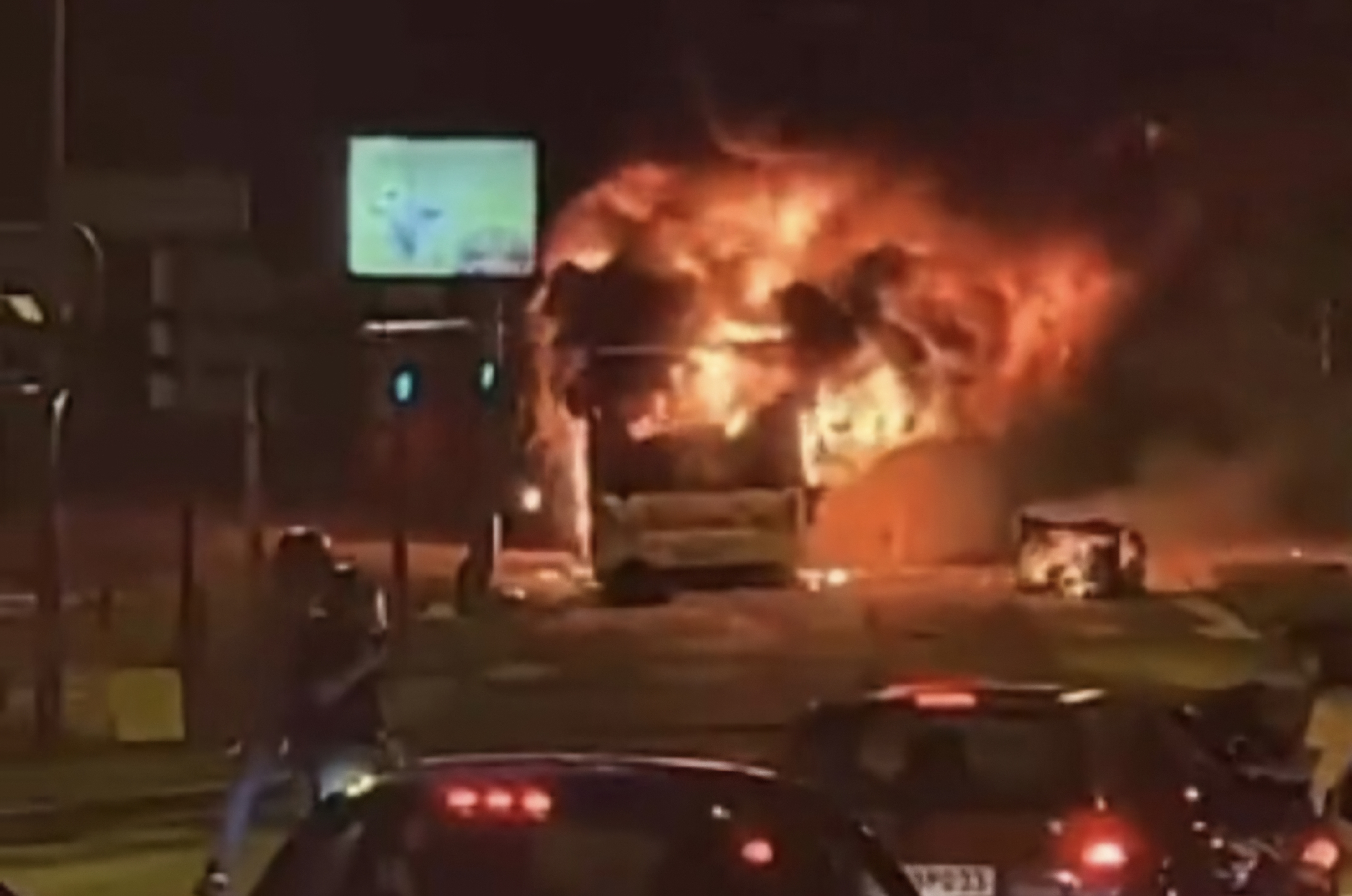 PUCA SE NA POLICIJU Neredi se šire Francuskom (video)