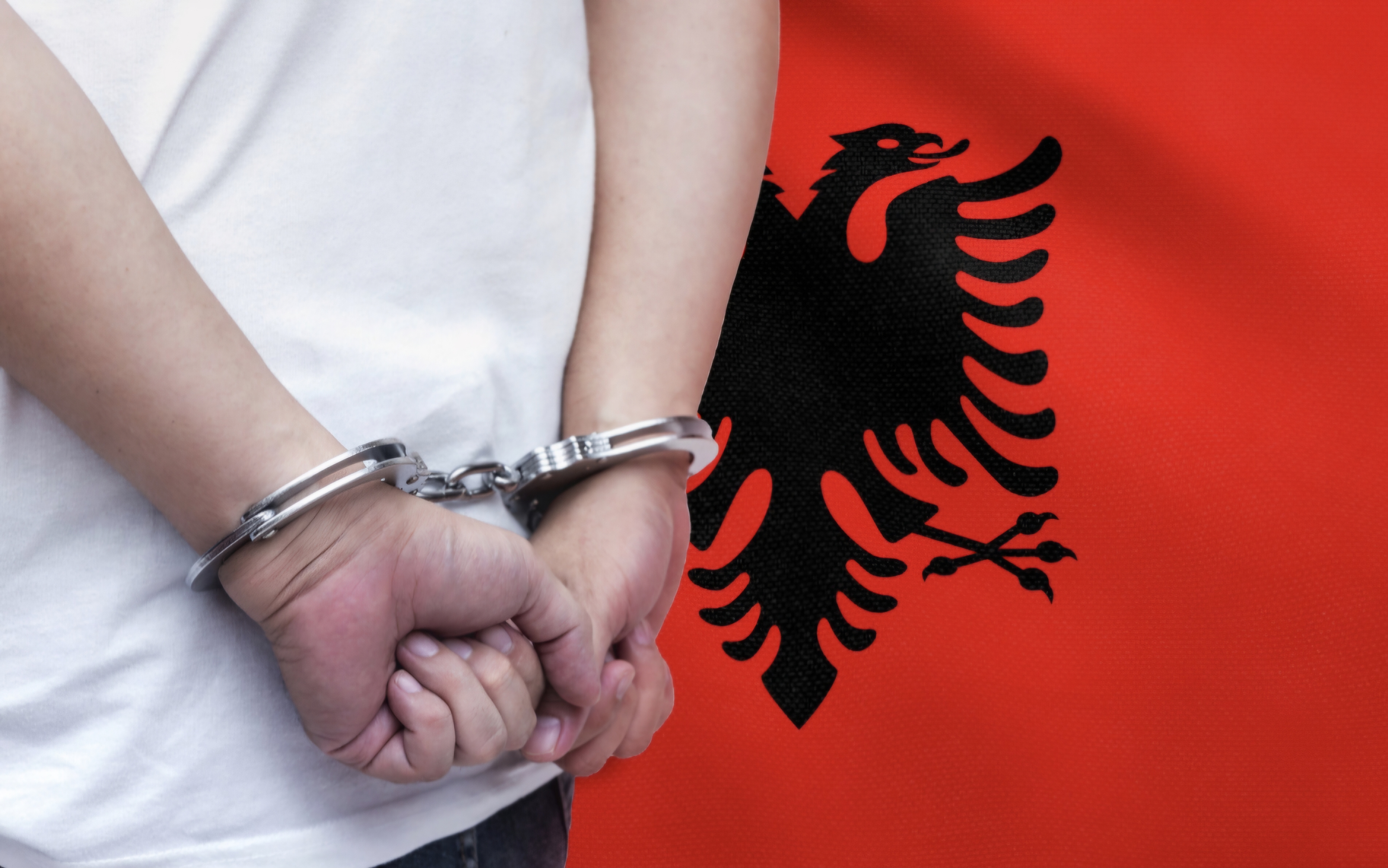 Pokazivao simbol "Velike Albanije" u centru Beograda, pa mu stavljene lisice na ruke