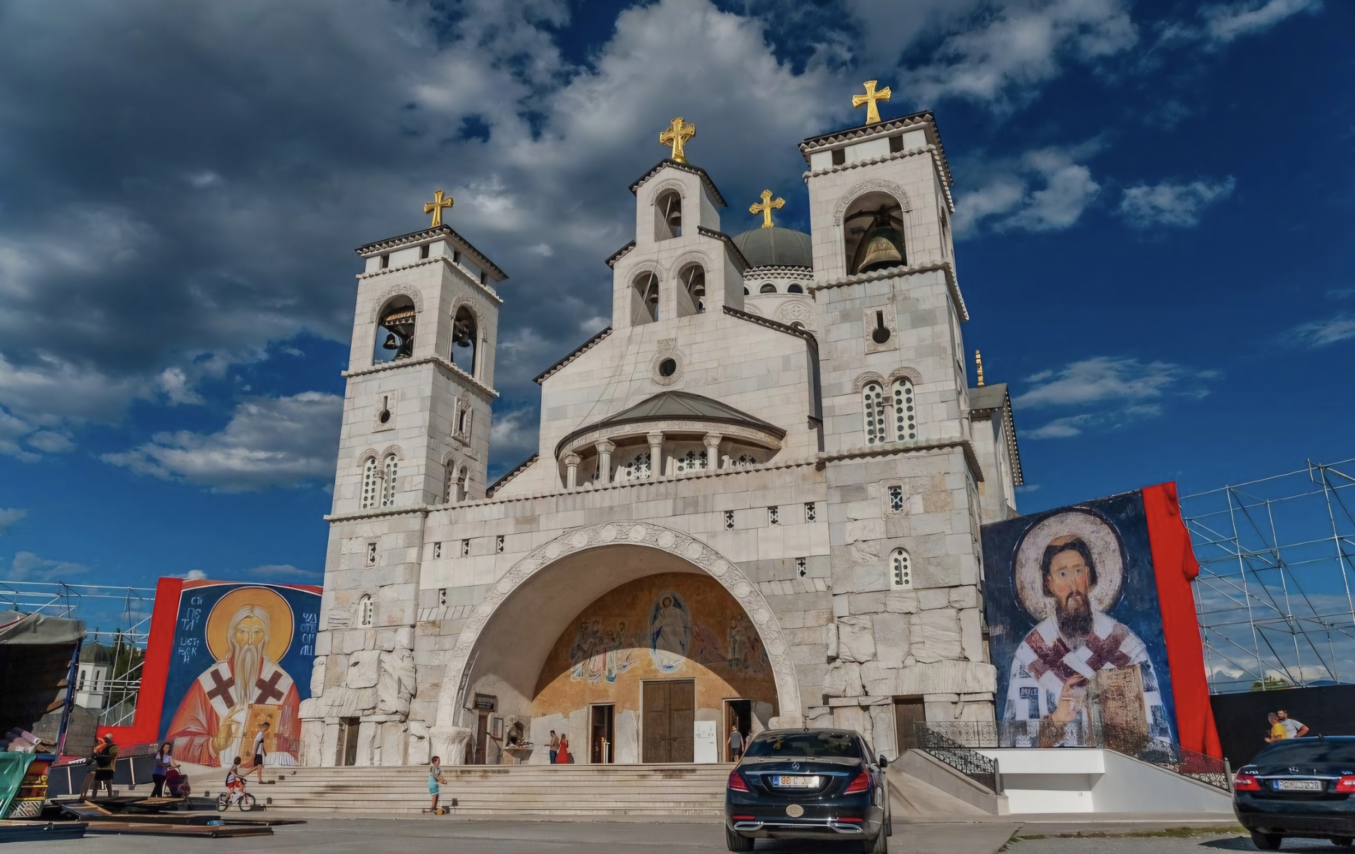 PODGORICA Večernja služba i pomen postradalima u tragediji u Novom Sadu