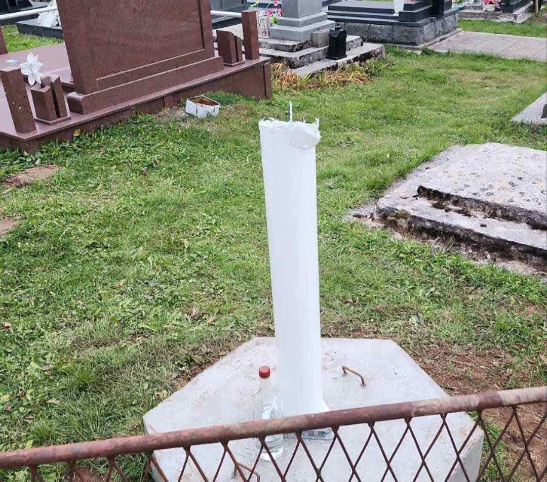 DISLOCIRAN Mirašlijama jarbol sa crnogorskom zastavom zanoćio u Štitarici ali nije prenoćio