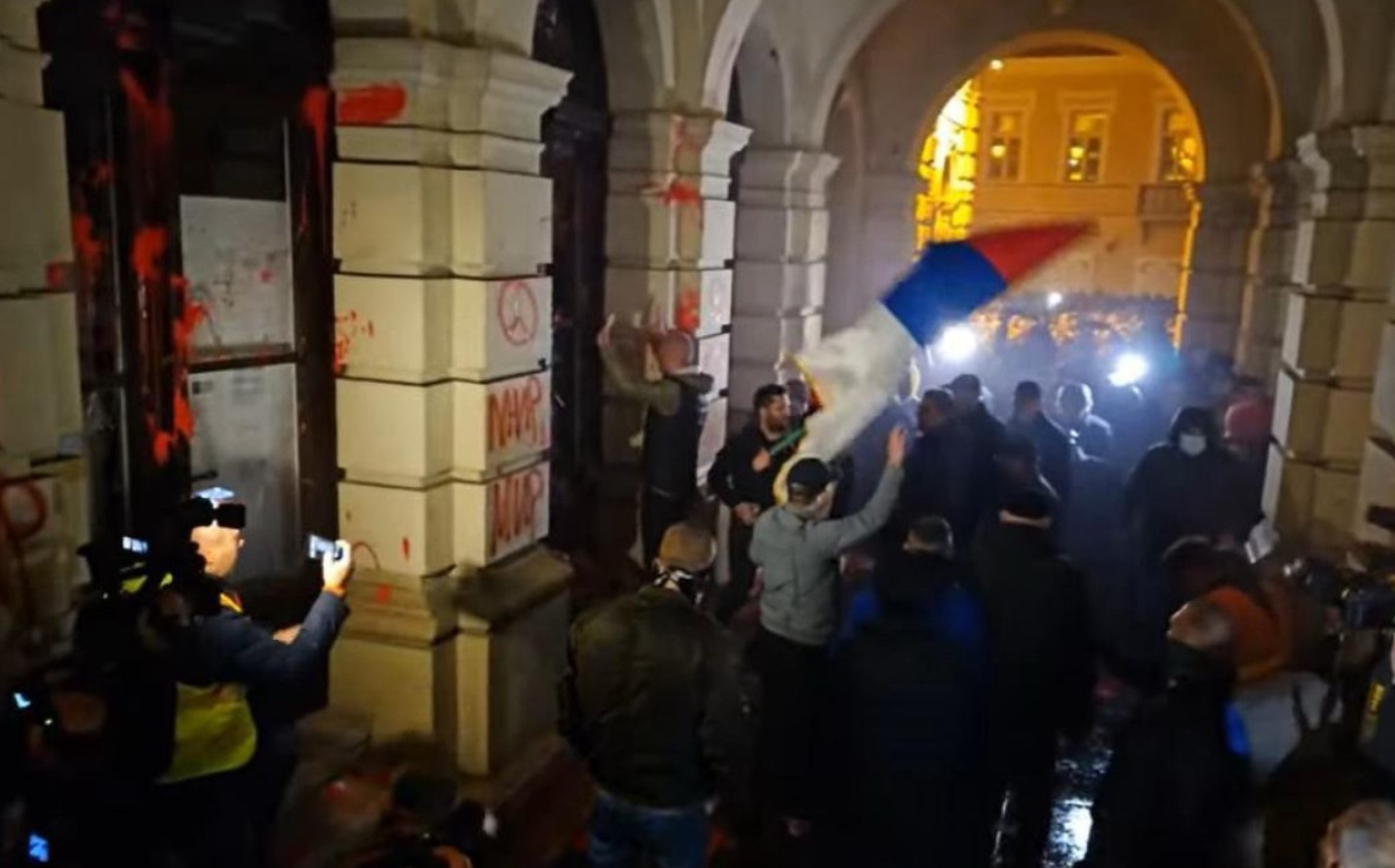 Drugosrbijanski huligani demolirali Gradsku kuću u Novom Sadu
