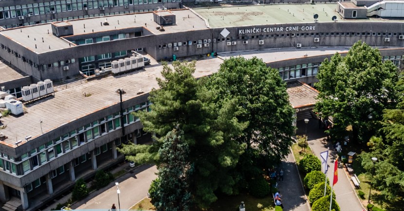 NAPADNUTI ZAŠTITARI AKTIVIRALI BIBER SPREJ Više osoba nasilno pokušalo da uđe u KCCG