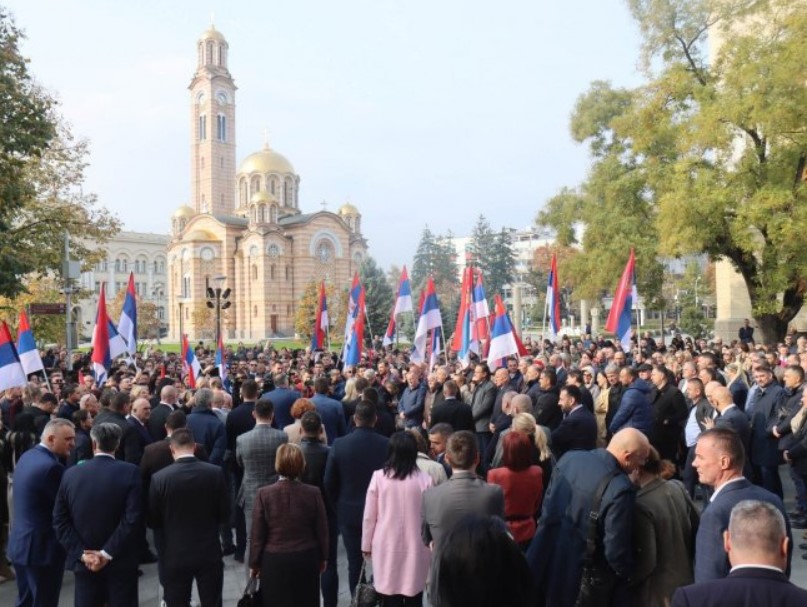 Milorad Dodik sa narodom i rukovodstvom Republike Srpske slavi Trampovu pobjedu (video)