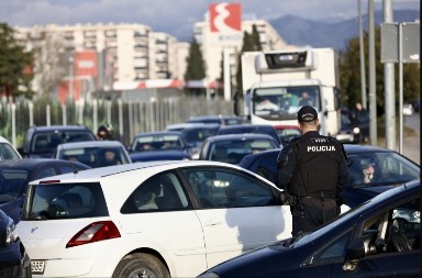 Otpor bez povlačenja: Zećani blokirali saobraćaj u Podgorici i pozvali Vladu da ukloni mašine iz Botuna