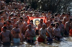 U duhu vjere, tradicije i sabornosti: širom Crne Gore plivalo se za Časni krst