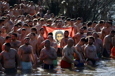 U duhu vjere, tradicije i sabornosti: širom Crne Gore plivalo se za Časni krst