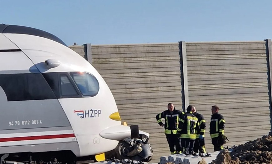 Voz naletio na automobil, ima mrtvih