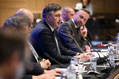 PLENKOVIĆ SE O SVOM JADU ZABAVIO Štrajk hrvatskih prosvjetara neće biti plaćen