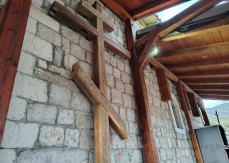 SLAVA BOGU Časni Krst iz Jasenovca po blagoslovu izložen u Doljanima kod Podgorice