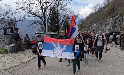 Srpski policajac i sedam zatvorskih čuvara iz Beograda prepješačili od Rakovice do Ostroga (video)