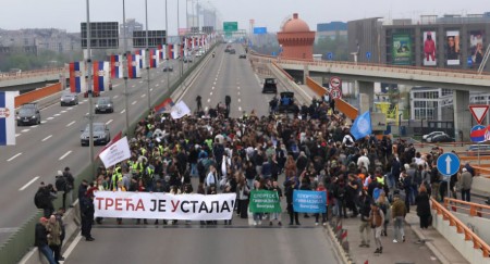 BLOKIRALI MEÐUNARODNI AUTO PUT Par stotina maloljetnika terorisalo više sati stanovnike Beograda i Srbije