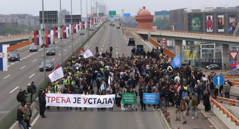BLOKIRALI MEÐUNARODNI AUTO PUT Par stotina maloljetnika terorisalo više sati stanovnike Beograda i Srbije