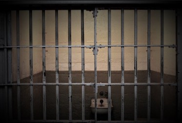 PODGORICA Muškarac uhapšen nakon što je prebio suprugu i vitlao sjekirom, dvojica neprikladno dodirivali djevojku pa pritvoreni