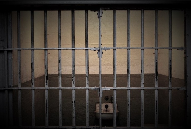 PODGORICA Muškarac uhapšen nakon što je prebio suprugu i vitlao sjekirom, dvojica neprikladno dodirivali djevojku pa pritvoreni