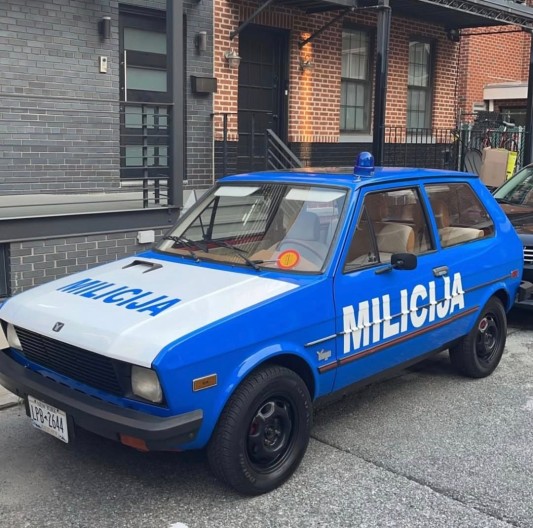 Tuzanin po Njujorku "reguliše saobraćaj" iz jednog od simbola SFRJ