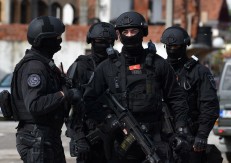 Uhapšeno pet osoba, pronađeni droga, oružje i još ponešto