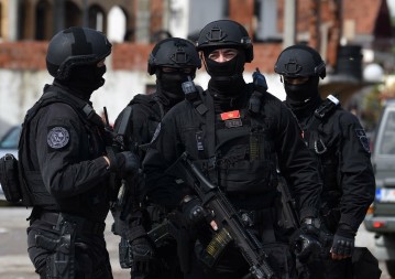 Uhapšeno pet osoba, pronađeni droga, oružje i još ponešto