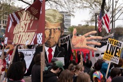 DONALD IGRAO GOLF ZA VRIJEME PROTESTA PROTIV NJEGA Duboka država je i Trampu spremila krvave šake i blokadere