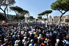 DEMONSTRANTI NA ULICAMA RIMA Protest zbog militarizacije i naoružavanja EU