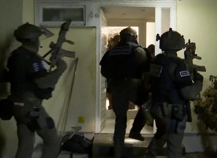 ISKIJAĆE IM RAZUZDANO SLAVLJE Policija hapsi Albance koji su palili zastavu Sjeverne Makedonije