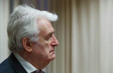 MALTRETIRAJU GA I TERORIŠU Englezi optužili Radovana Karadžića da planira bjekstvo iz zatvora