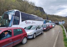 Nepregledne kolone na administrativnim prelazima, Srbi sa KiM idu na skup u Beograd