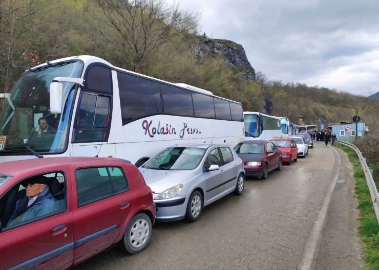 Nepregledne kolone na administrativnim prelazima, Srbi sa KiM idu na skup u Beograd