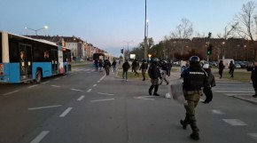 POLICIJA REAGOVALA BEZ PRIMJENE SILE Blokaderi pokušali pod okriljem noći da izazovu haos u Novom Sadu