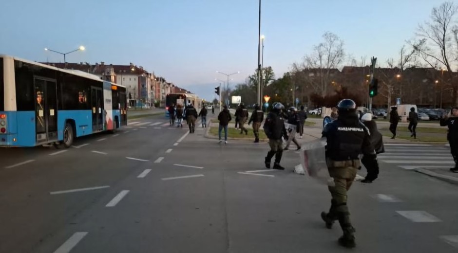 POLICIJA REAGOVALA BEZ PRIMJENE SILE Blokaderi pokušali pod okriljem noći da izazovu haos u Novom Sadu