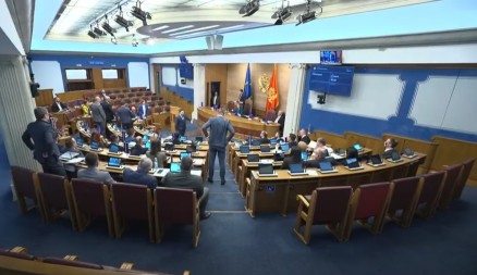 Dritan Abazović htio da bije šefa poslanika PES-a, odbranila ga koleginica Branka Marković (video)