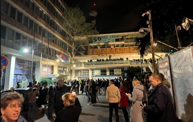 Blokaderi napali RTS i RTV, nakon intervencije policije odblokirani glavni ulazi bez upotrebe sile