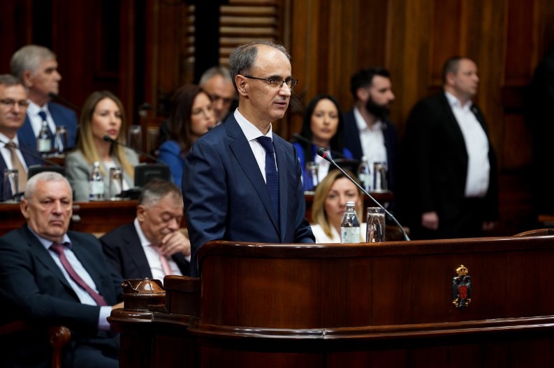 SKUPŠTINA BIRA VLADU, MANDATAR PREDSTAVLJA PROGRAM Srbija je umorna od podjela i blokada, pozivam na dijalog