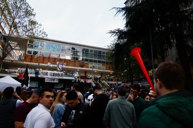 Zgrada RTS-a i dalje blokirana od strane zaludnika