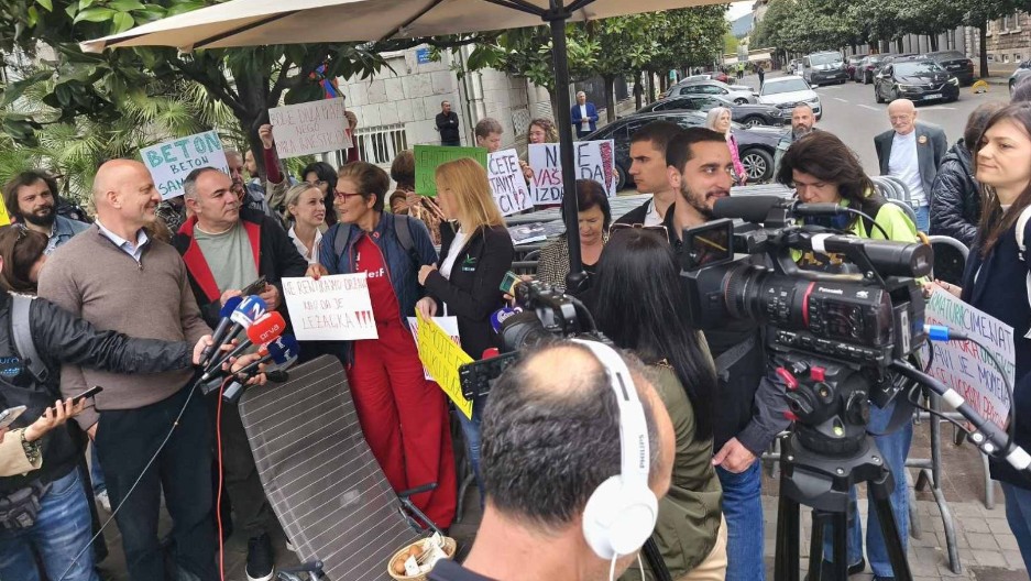 „VELIKA PLAŽA ILI VELIKA LAŽA“ Održan protest ispred Skupštine Crne Gore
