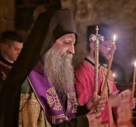 Patrijarh Porfirije služio jutrenje Velike subote sa statijama u Pećkoj Patrijaršiji