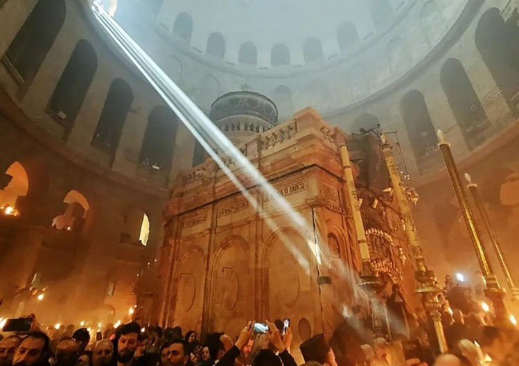 SLAVA BOGU Blagodatni oganj sišao u crkvu Groba Gospodnjeg u Jerusalimu (video)
