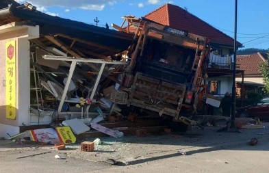 ČETIRI OSOBE POVRIJEĐENE Kamionom uletio u bjelopoljsku cvjećaru