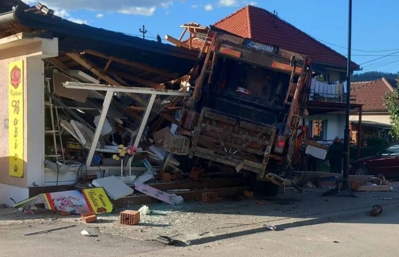ČETIRI OSOBE POVRIJEĐENE Kamionom uletio u bjelopoljsku cvjećaru