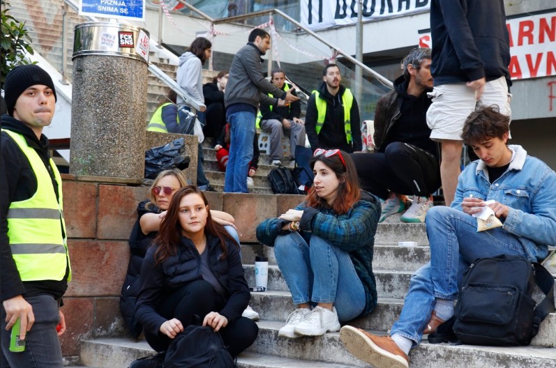 Manja grupa studenata u blokadi i građana šesti dan blokira zgrade RTS-a