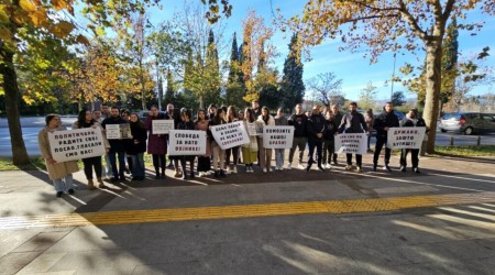 Protest ispred Skupštine Crne Gore zbog utamničenih Srba iz Nikšića na KiM