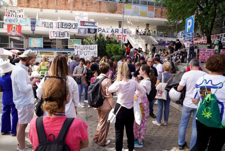 GRAĐANE OSTAVLJAJU BEZ PREVOZA Studenti blokaderi i aktivisti opozicije prelaze na novi nivo kršenja zakona i sprovođenja terora