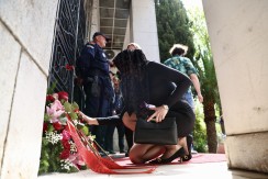 PROTEST ZBOG SPORAZUMA SA EMIRAĆANIMA  Vanja Ćalović i Skočko Ivanović ispred Skupštine Crne Gore primali saučešće