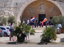 SKANDALOZNA SLIKA ISPRED SRPSKE SVETINJE Zastave Hrvatske i Crne Gore ispred Hrama u Podgorici