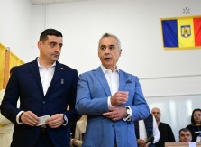 Favorit na predsjednika u Rumuniji glasao sa Kalinom Đorđeskuom na izborima