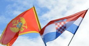 CIRKUS SA ŠAHOVNICOM Zastava mira, ljubavi i Jasenovca pred Sabornim hramom u Podgorici