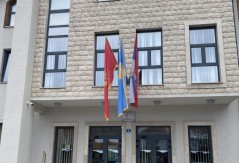 TROBOJKA PRKOSILA MEĆAVI Crnogorska zastava vraćena na svoje mjesto u Mojkovcu pošto je oduvao vjetar (foto)